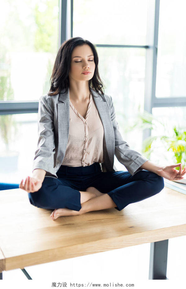 女人在办公室闭眼冥想放松产后瑜伽瑜伽打坐产后瑜伽